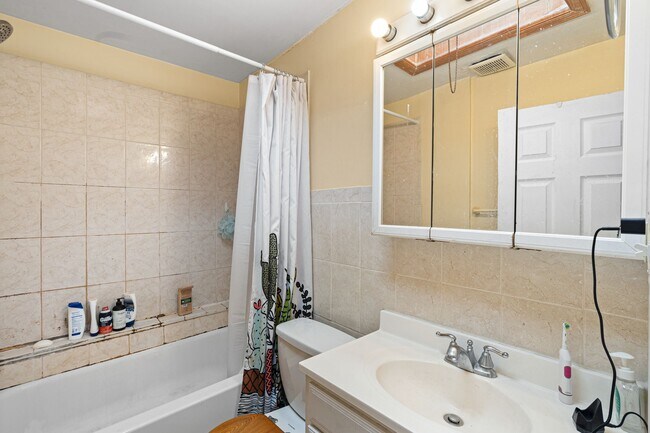 Building Photo - 3229 Almond St