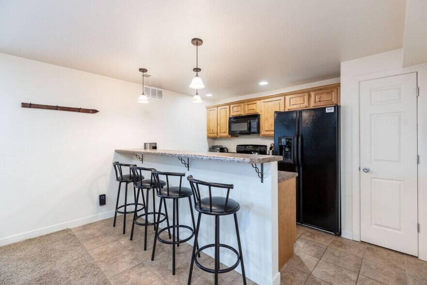 Building Photo - 2560 Cavalier Dr