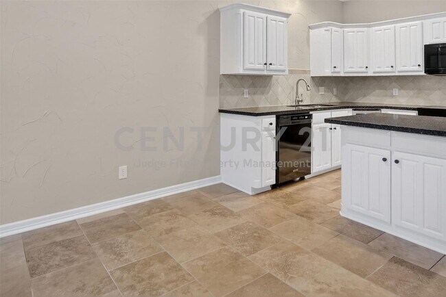 Building Photo - Beautiful 3/2/2 Townhome in Weatherford Ready For Move-In!