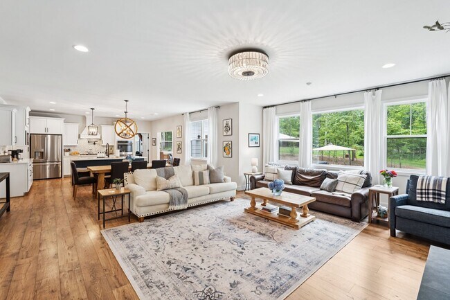 Building Photo - Impressive 6 Bed 4.5 Bath Single-Family Ho...