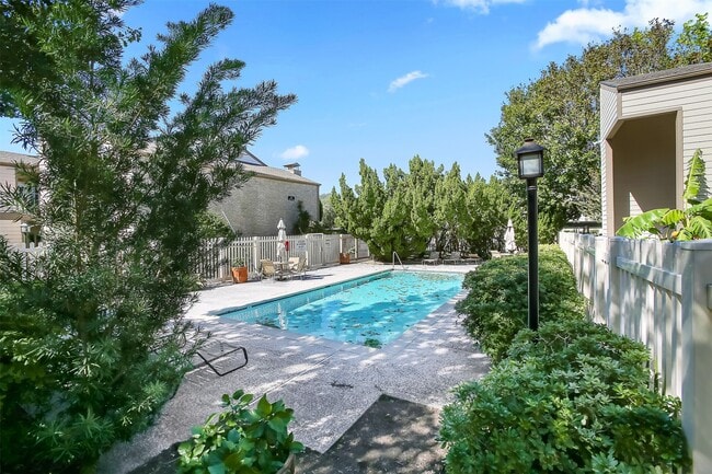 Building Photo - 7065 N Holiday Dr