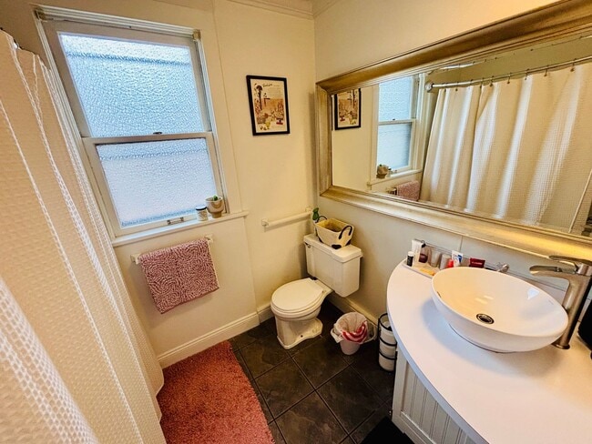 Building Photo - 111 E Blenkner St