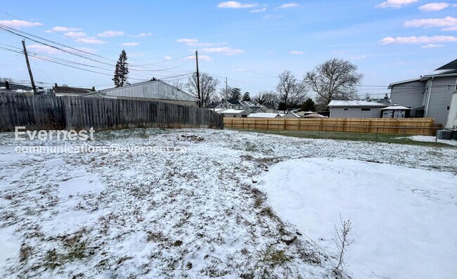 Building Photo - 3 Bed/1.5 Bath Home with Fenced Yard / Pet-Friendly / Available Now!