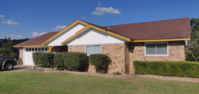 Building Photo - 1738 Ridgeview Dr