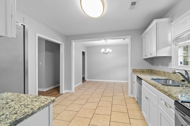Building Photo - Newport News Rancher 3 BR 2 BA Culd-de-sac