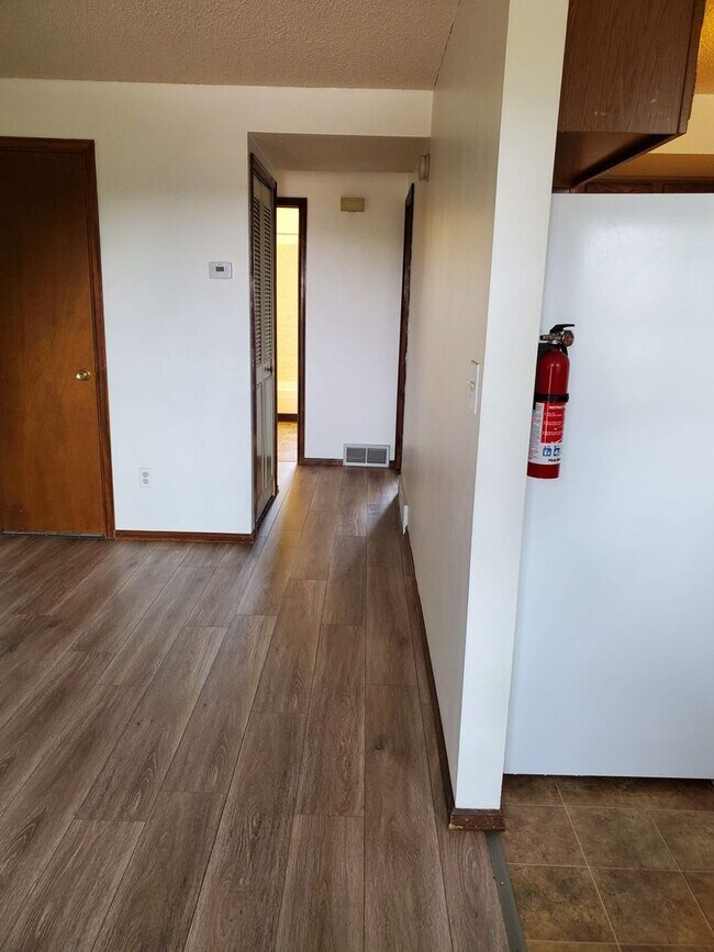 Building Photo - 2 bedroom, 1 bath - Great location!