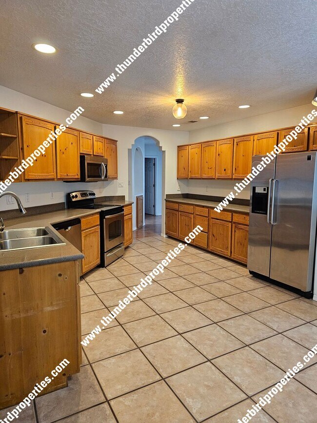 Building Photo - Great NW location with in-law quarters