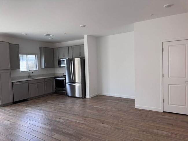 Building Photo - Stunning New 3Beds/2.5Bath Townhome in Pho...