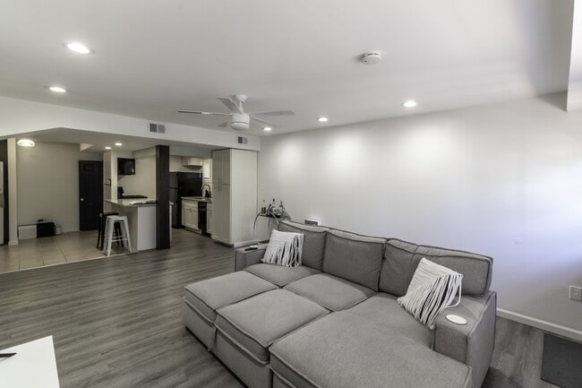 Building Photo - 916 Highview St