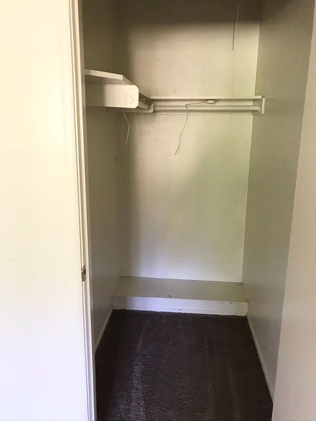 Building Photo - Convenient 2x1 with Parking- dog friendly!