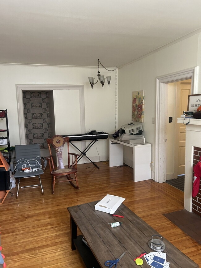 Building Photo - 3 bedroom 1 bath Apartment Available June 1st!! Massive bedrooms and a 5 minute walk to campus.