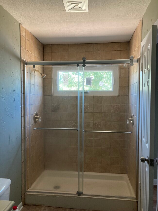 Master, en suite - 1704 W Birge St