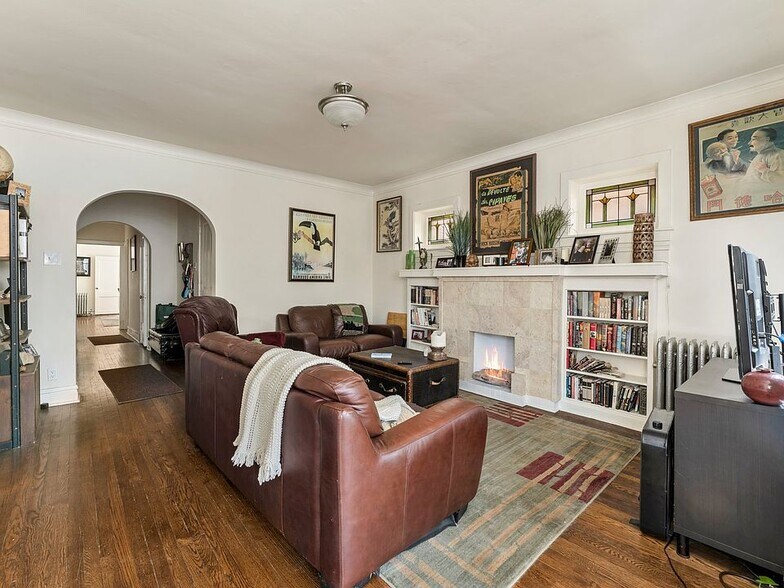 Primary Photo - 1432 W Jonquil Ter