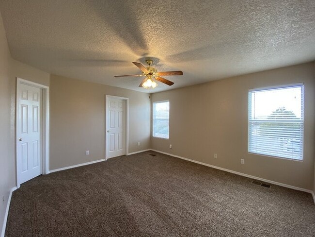 Building Photo - LOTS OF SPACE - LARGE 3 BR PLUS LOFT!