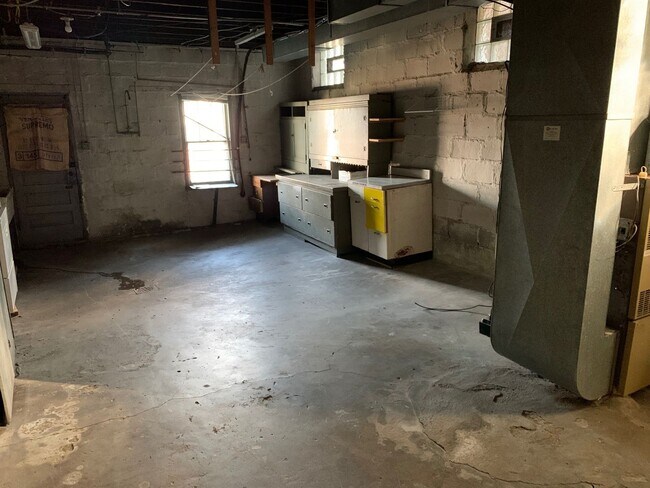 Building Photo - Charming Townhouse in a Beautiful Neighborhood