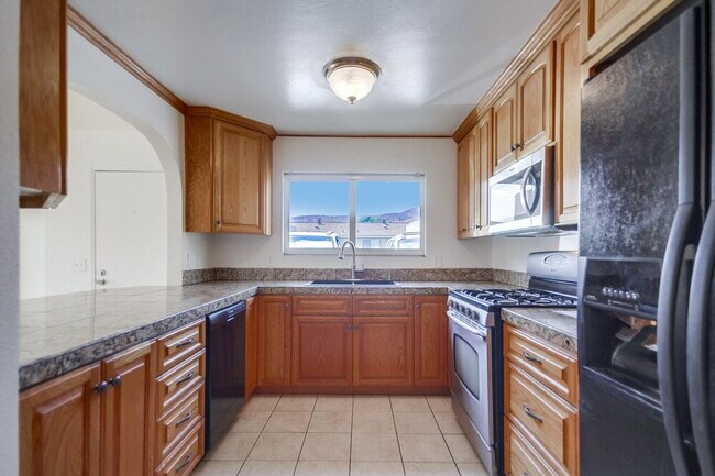 Building Photo - Charming 2BR Home with Attached Garage, Private Patio and a Friendly Community!