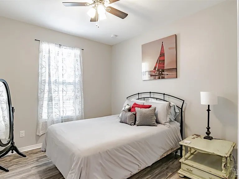 Building Photo - 804 W Belmont St