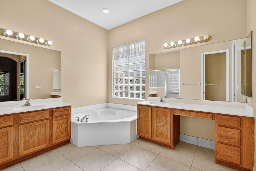 Building Photo - 8650 High Cay