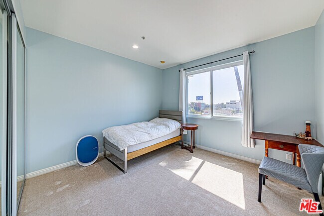 Building Photo - 620 S Gramercy Pl