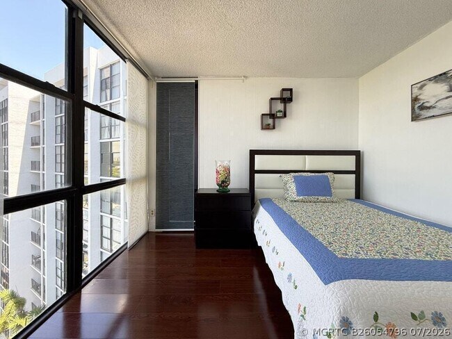 Building Photo - 800 Parkview Dr