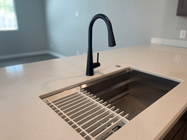 Building Photo - 20880 W Thomas Rd