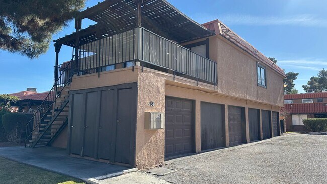 Building Photo - BEAUTIFUL 2 BEDS 1 1/2  BATHROOM APARTMENT