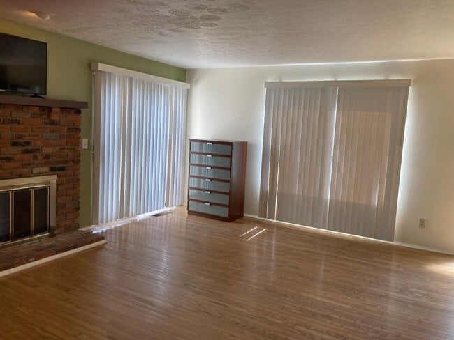 Building Photo - Condo for Rent Richmond Heights