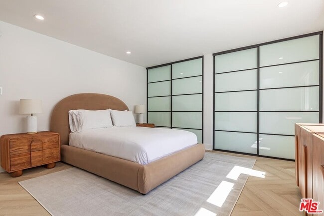 Building Photo - 502 Evelyn Pl