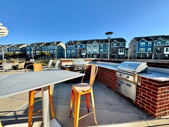 Building Photo - Available 07-08-26! Townhouse w/Garage - Pet Friendly - All Appliances Convey!