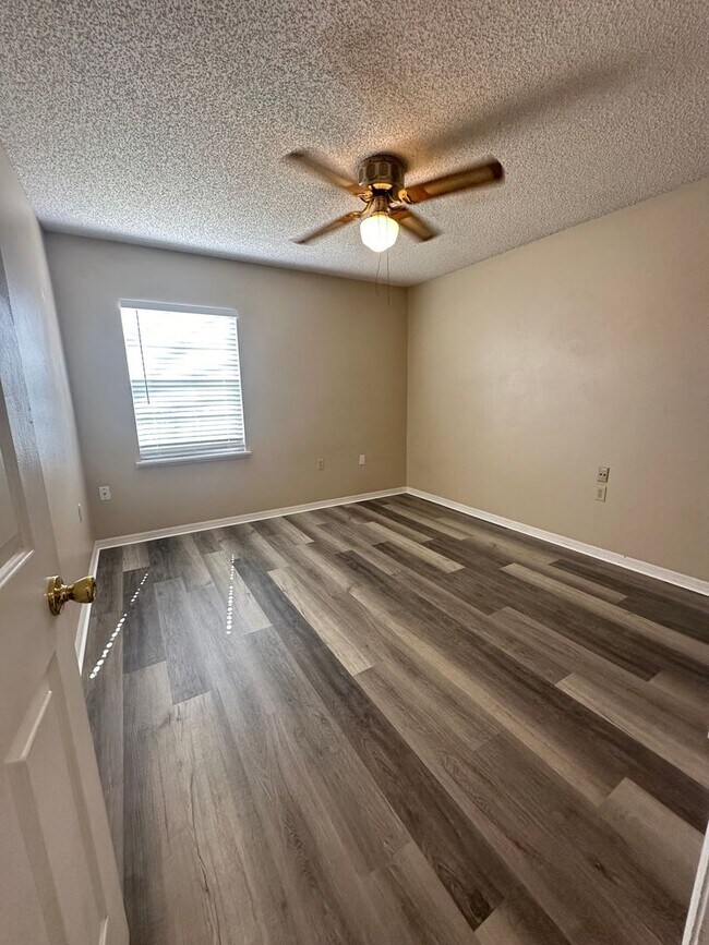 Building Photo - SPACIOUS 3 Bedroom, 2 Bathroom Ekana Point...