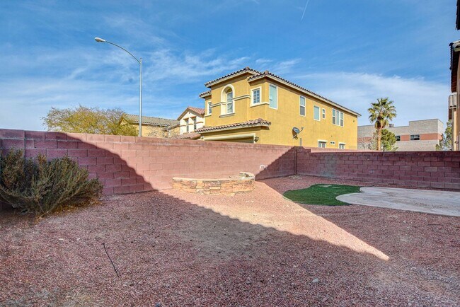 Building Photo - Spacious 3 bedroom home with large yard in...