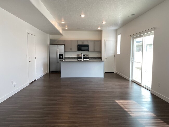 Building Photo - Two-story Single Family Home on Riverside.