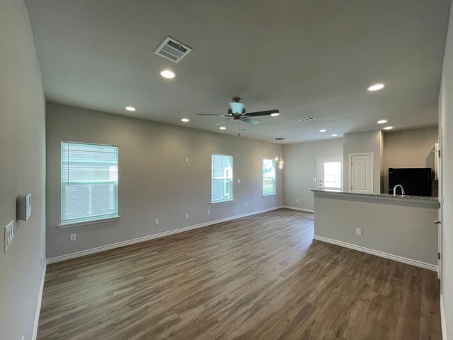 Building Photo - Townhome for rent