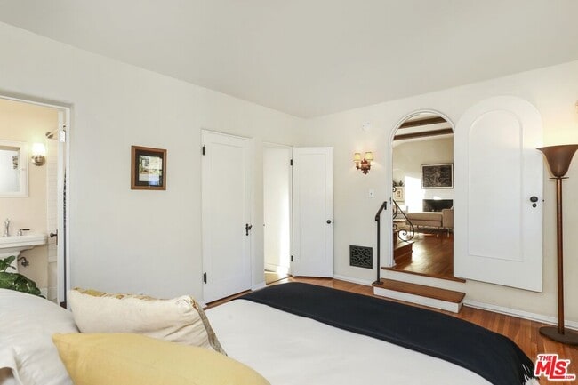 Building Photo - 2071 Escarpa Dr