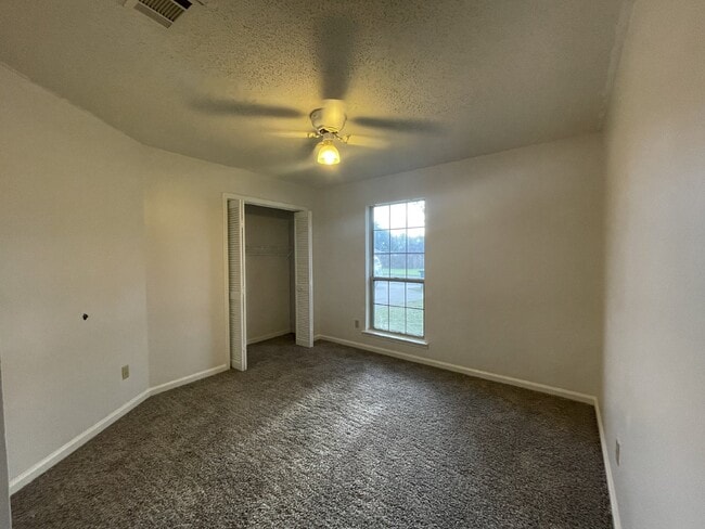 Building Photo - Home For Rent
