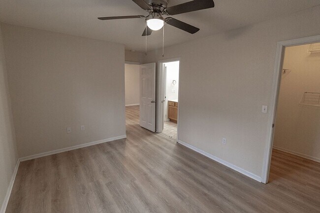 Building Photo - 1323-1325 Godas Dr