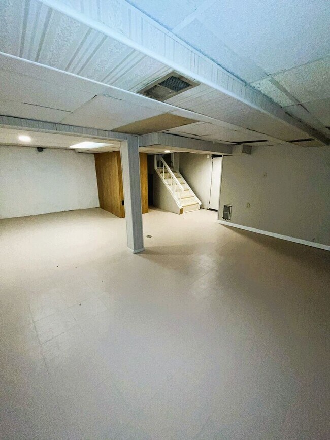 Building Photo - Darling 2 bedroom Bungalow