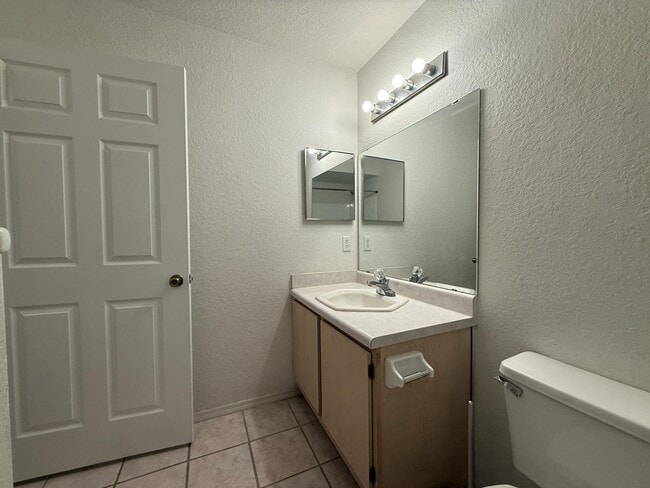 Building Photo - 13941 Fairway Island Dr