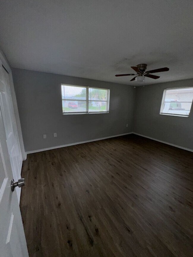 Building Photo - This cozy 2 bedroom 1 bath home in Holiday!