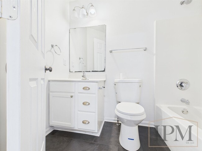 Building Photo - Newly Renovated!  3 bedrooms, 2 full baths...