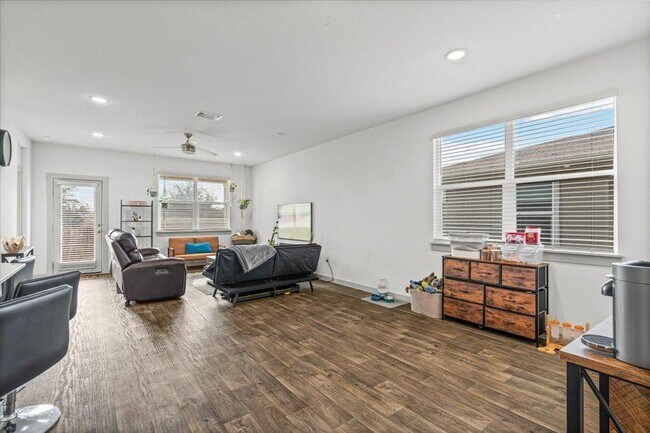 Building Photo - 3001 Egan Dr