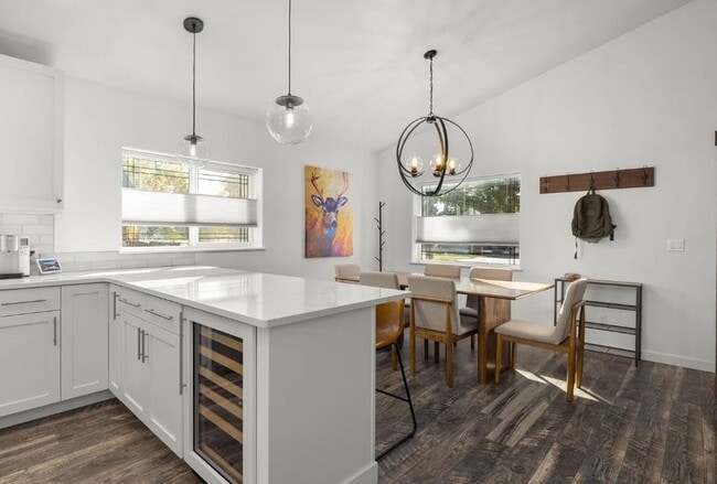 Building Photo - 4 Bed, 2 Bath, Fully Furnished, 2 Level Home, Fenced Yard