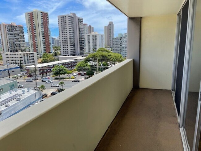 Building Photo - Studio w/ parking -Views of Diamond Head- Electricity Included