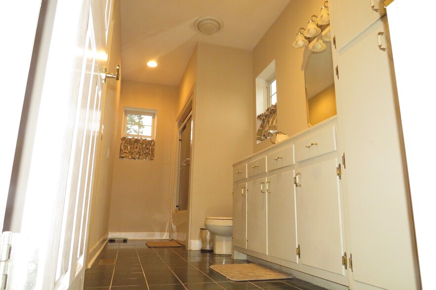Spacious bathroom - 9015 Racine Rd
