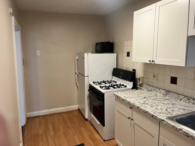 Kitchen - 121 E Arcadia Ave