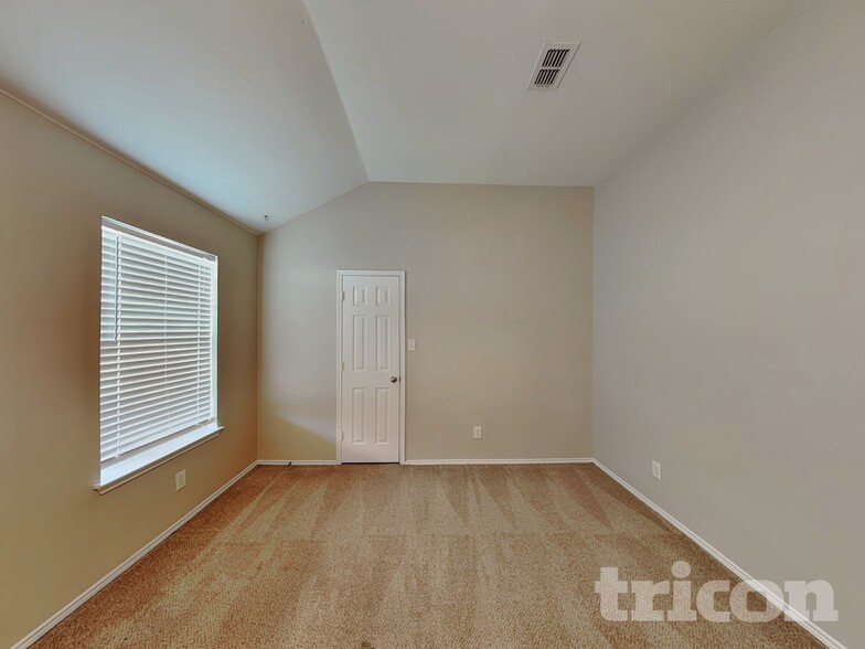 Building Photo - 1584 Sandhurst Dr