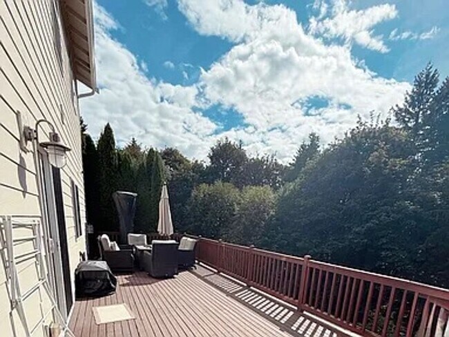 Building Photo - Available Now – 4 bed 2.5 bath Sq Ft Woodr...