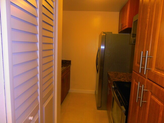 Building Photo - 877 Twin Lakes Dr