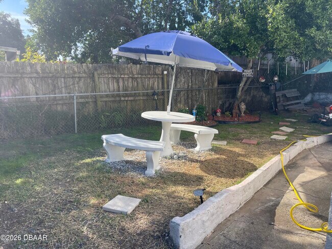 Building Photo - 411 N Oleander Ave