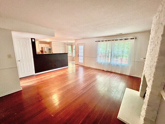 Building Photo - 4 bedroom/ 2.5 bathroom- Village Square of Williamsburg